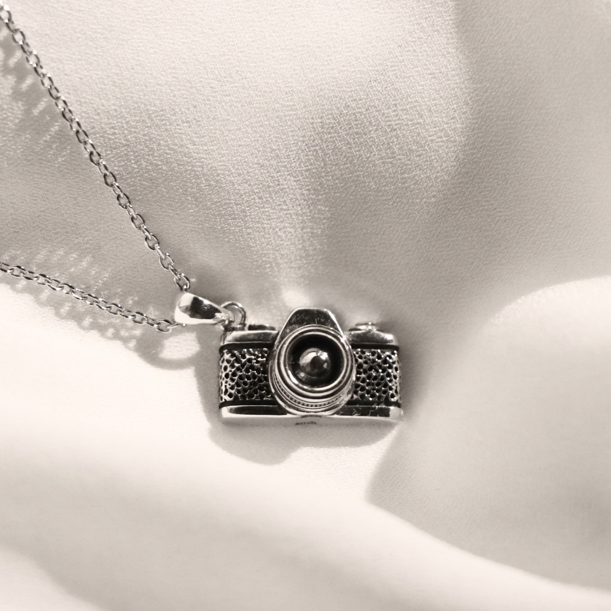 Focus In - 3D Camera Pendant
